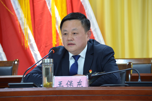 以會(huì )代課擰緊安全螺絲帽 在集團安全警示教育會(huì )上，王保東同志這樣說(shuō)
