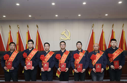 0206 修理能手從左至右依次為 邵冠峰、王寶玉、潘春樂(lè )、李龍、許特斯、韓利杰、寇增亮.jpg