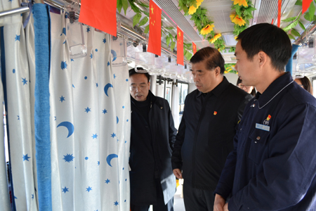“娘家人”來(lái)公交 職工暖心增信心 市總工會(huì )黨組書(shū)記、常務(wù)副主席杜中岳一行到公交集團調研
