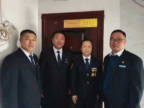 “一人得獎，全家光榮” 送“牌”上門(mén)，集團為標兵先進(jìn)送去榮譽(yù)喜報牌匾