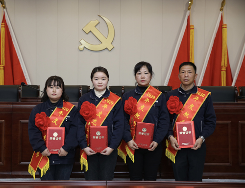 0207 從左至右依次為 點(diǎn)鈔能手王璐、充值能手孫昭娣、教學(xué)能手王慧娟、孫衛東.jpg