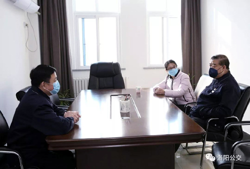 眾志成城、共克時(shí)艱——團市委向公交一線(xiàn)捐贈疫情防控物資