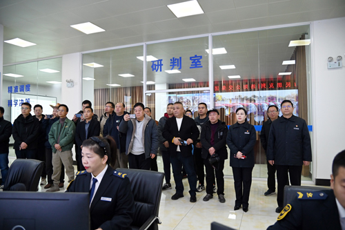 慶祝建司70周年！洛陽(yáng)公交集團邀請市民代表“零距離”探秘公交01.JPG