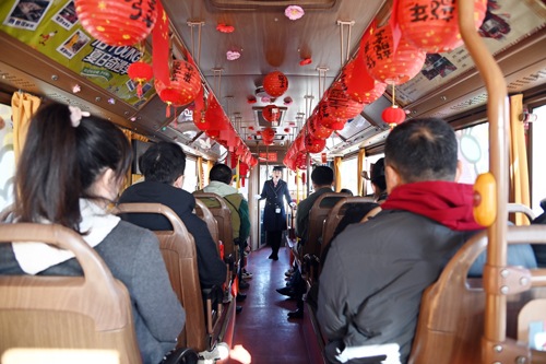慶祝建司70周年！洛陽(yáng)公交集團邀請市民代表“零距離”探秘公交03.JPG