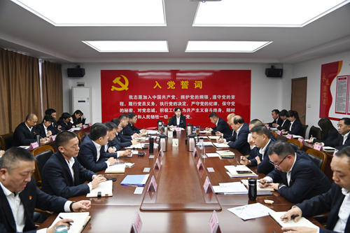 打好“收官戰” 謀好“開(kāi)局篇”！洛陽(yáng)公交集團召開(kāi)11月董事長(cháng)月調度會(huì )02.JPG